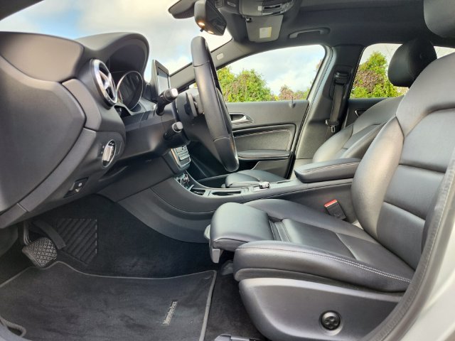 Used 2017 Silver Mercedes-Benz GLA 250 image 19