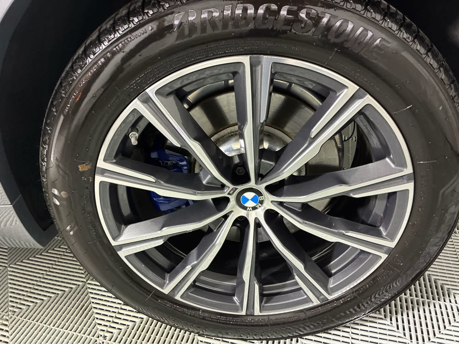 Used 2024 Skyscraper Grey Metallic BMW M60i image 9