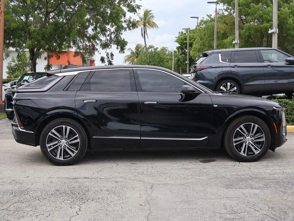 Used 2025 Black Cadillac Luxury image 22