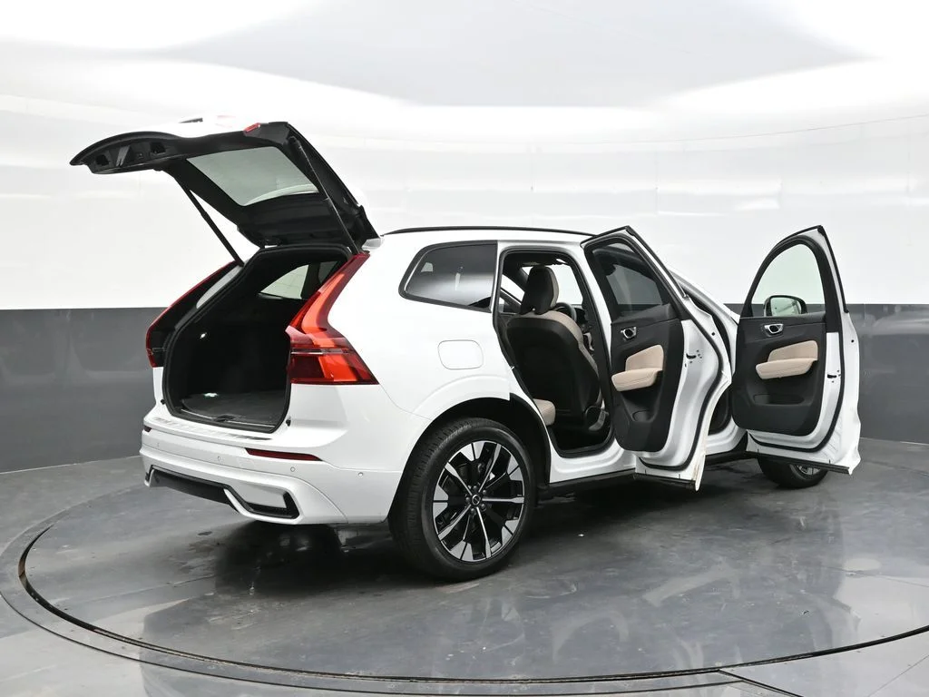 New 2026 Crystal White Volvo Plus image 37