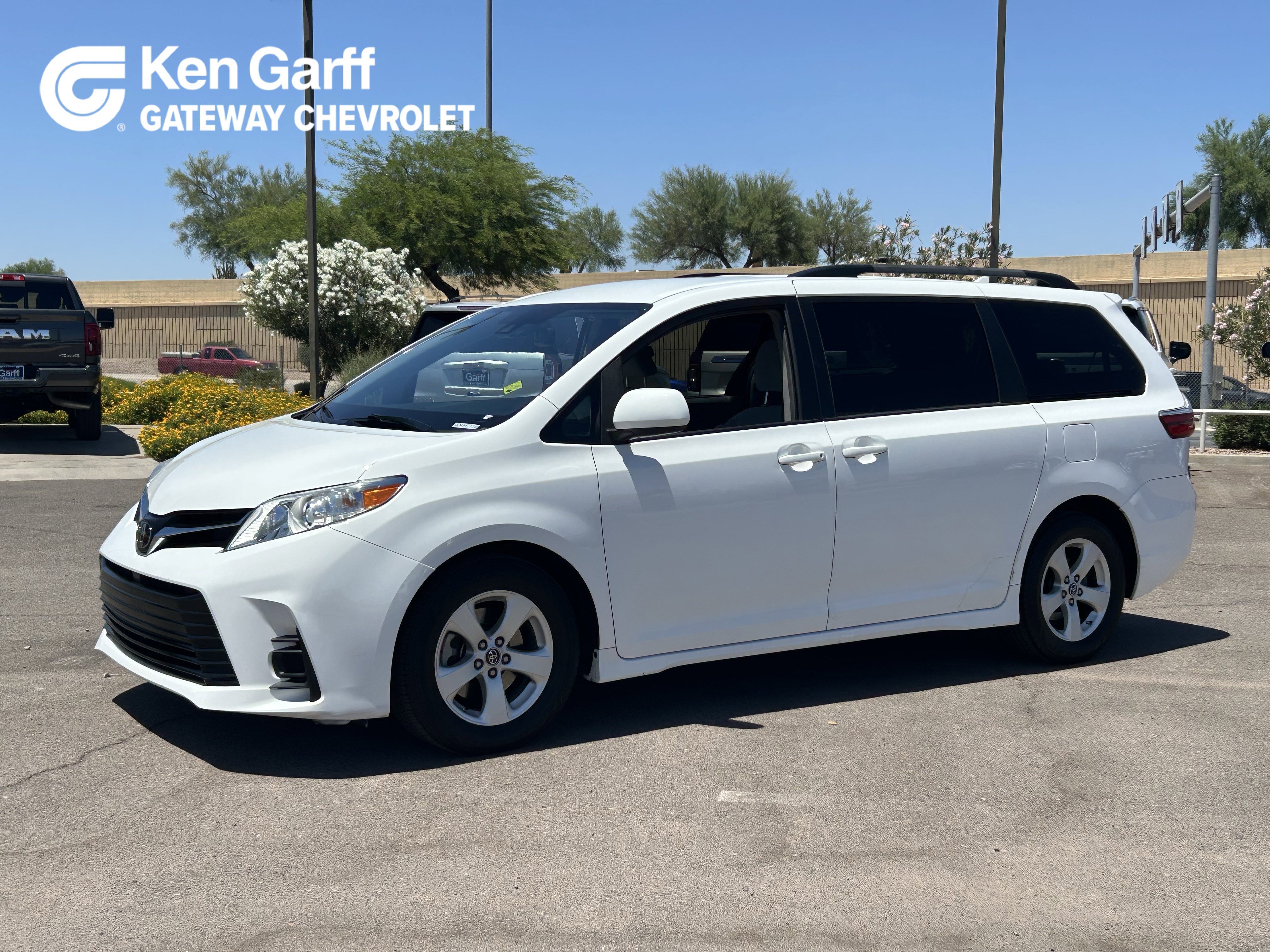 2018 Toyota Sienna LE V6 8-Passenger's photo