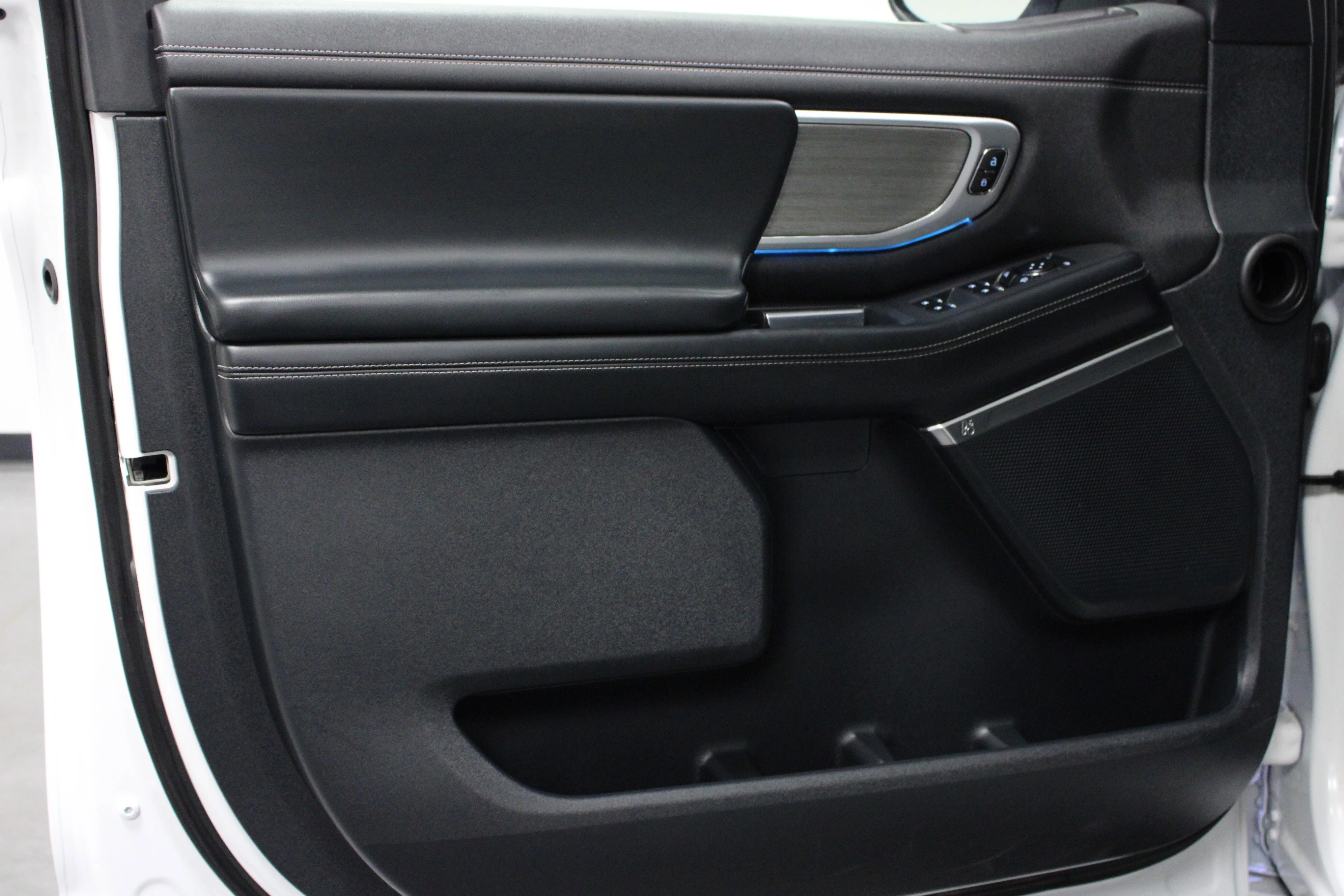 Used 2025 Oxford White Ford Platinum image 11