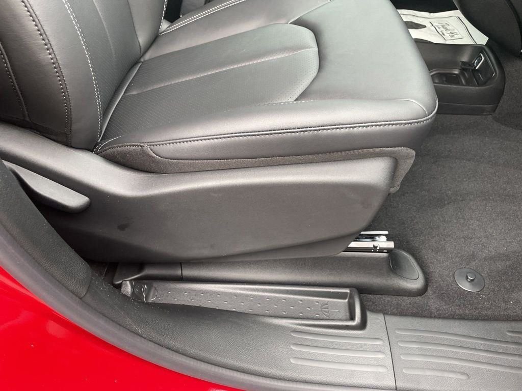 New 2026 Red Hot Pearl-Coat Exterior Paint Chrysler Select image 39