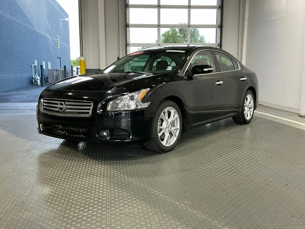 Used 2014 Super Black Nissan 3.5 SV image 2
