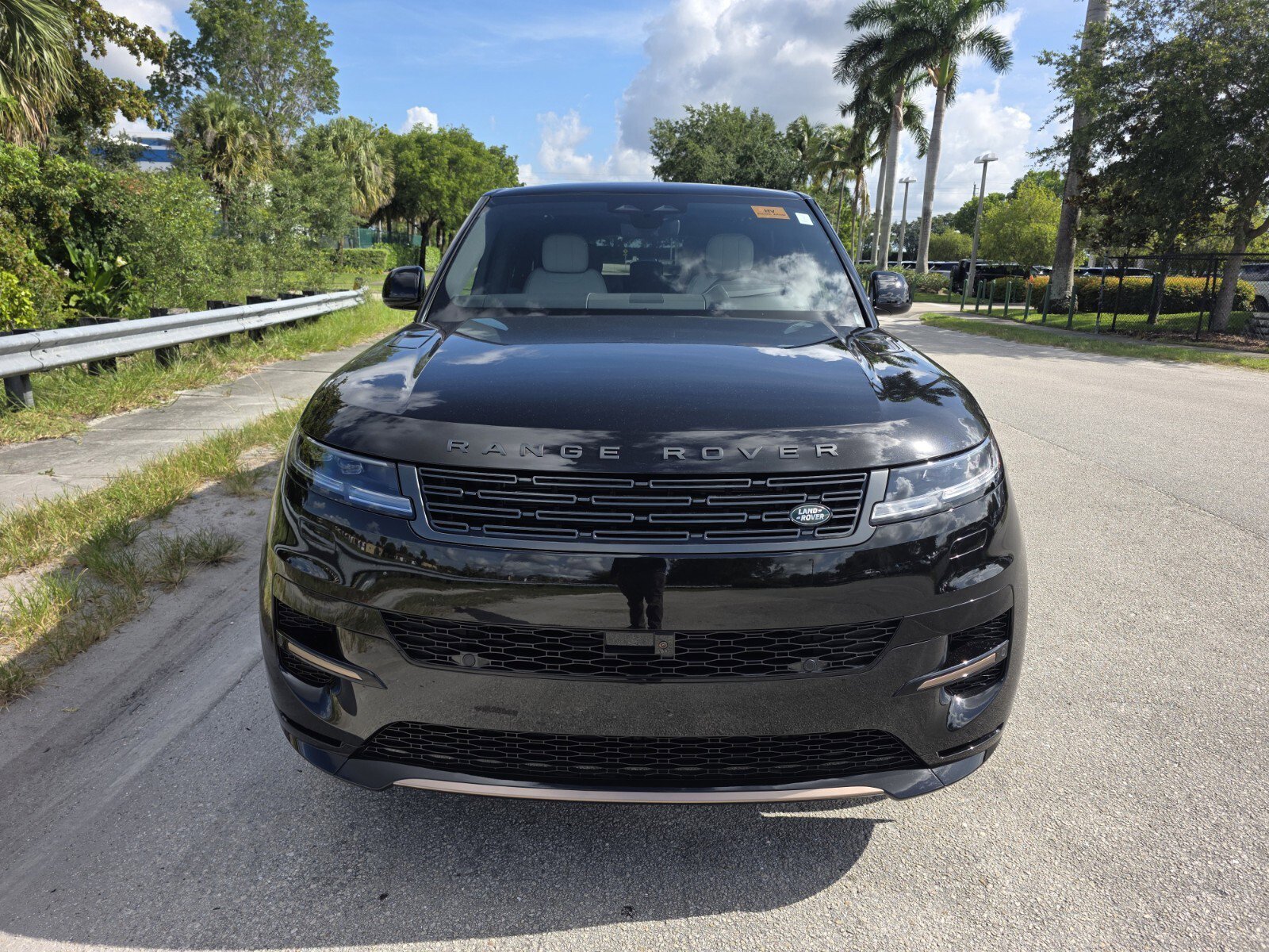 New 2026 Santorini Black Land Rover P460e Dynamic SE image 8