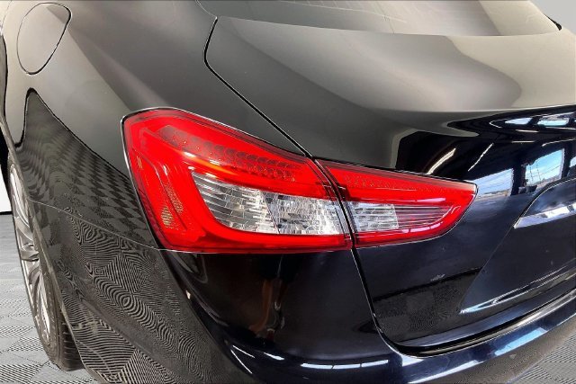 Used 2017  Maserati Base image 20