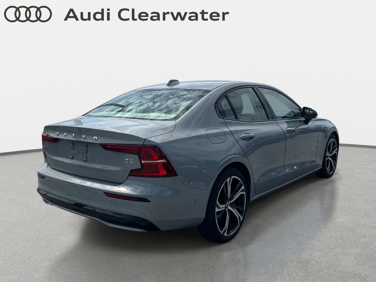 Used 2024 Vapour Gray Metallic Volvo Plus Dark Theme image 3