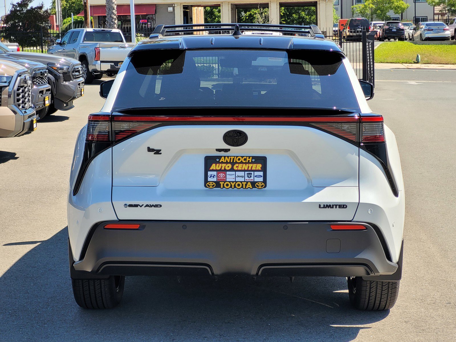 New 2026 Wind Chill Pearl with Midnight Black Metallic roof <sup>1</sup> Toyota  Limited image 4
