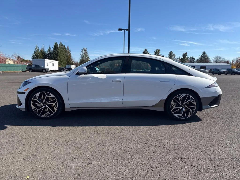 Used 2023 White Hyundai Limited image 4