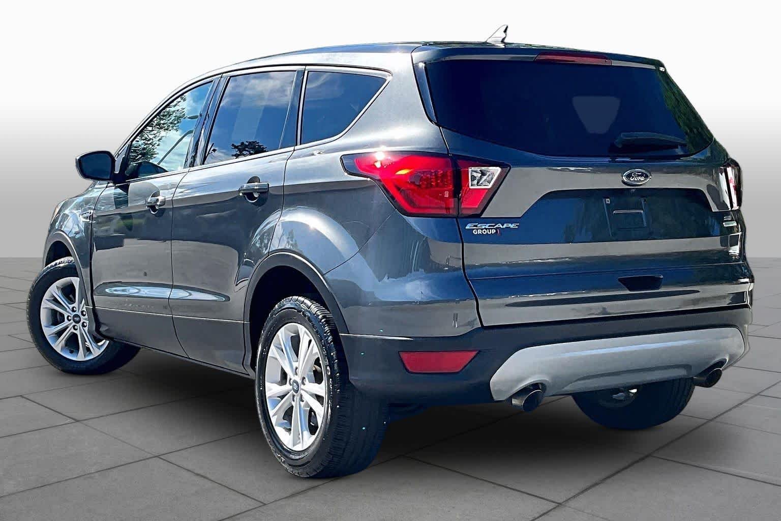 Used 2019 Magnetic Metallic Ford SE image 12