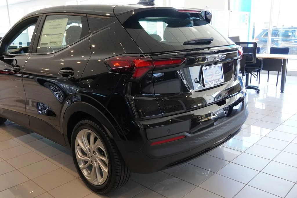 New 2027 Mosaic Black Metallic Chevrolet LT image 30