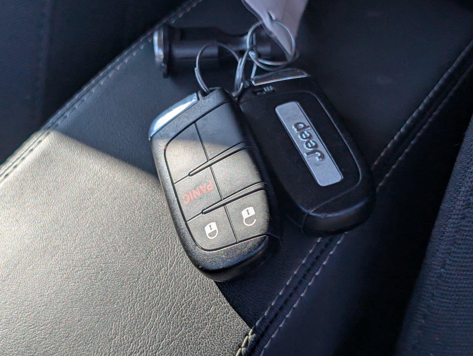 Used 2023 Colorado Red Clearcoat Jeep Latitude image 15