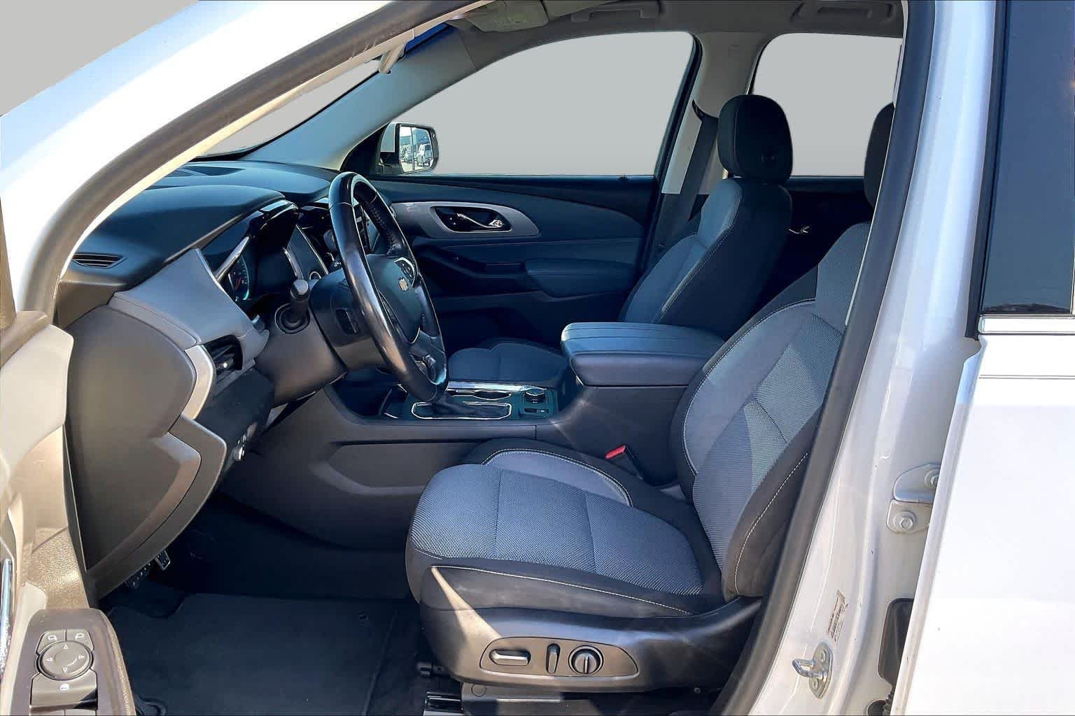 Used 2019 Summit White Chevrolet LT Cloth image 8