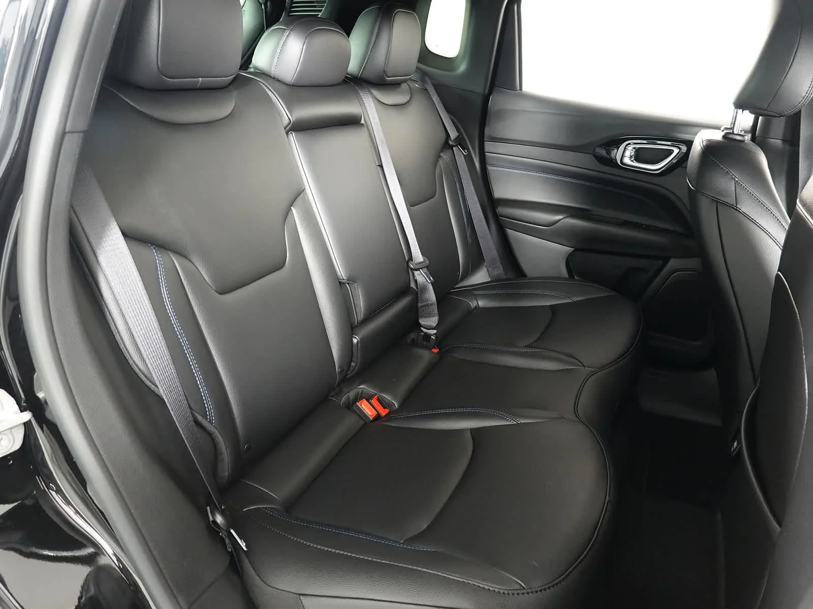 New 2026 Diamond Black Crystal Pearl-Coat Exterior Paint Jeep Limited Altitude image 11