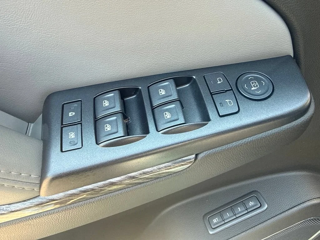Used 2018 SILVER ICE METALLIC Chevrolet LT image 29