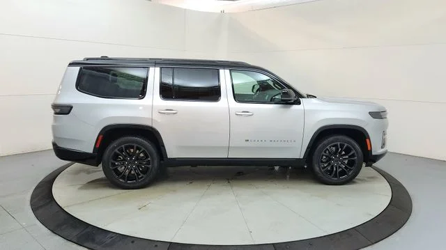 New 2026 Silver-Zynith Exterior Paint Jeep Summit Reserve image 11