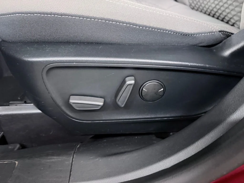 Used 2020 Red Ford SE image 11