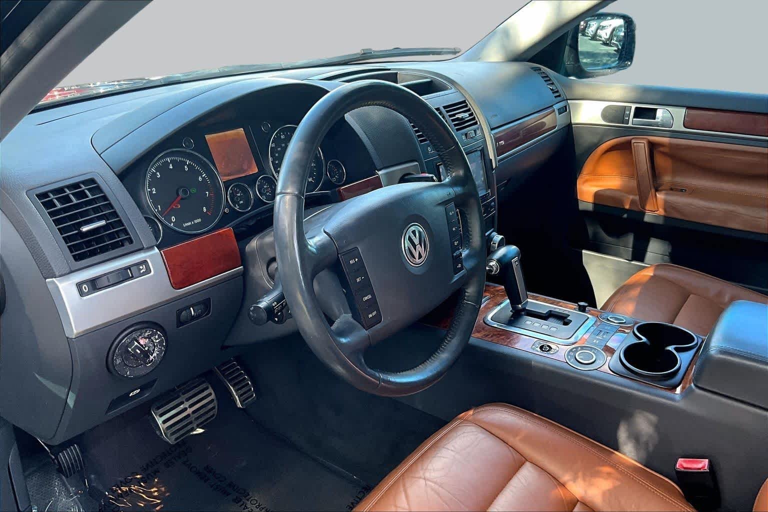 Used 2006 Black Volkswagen 4.2L V8 image 22