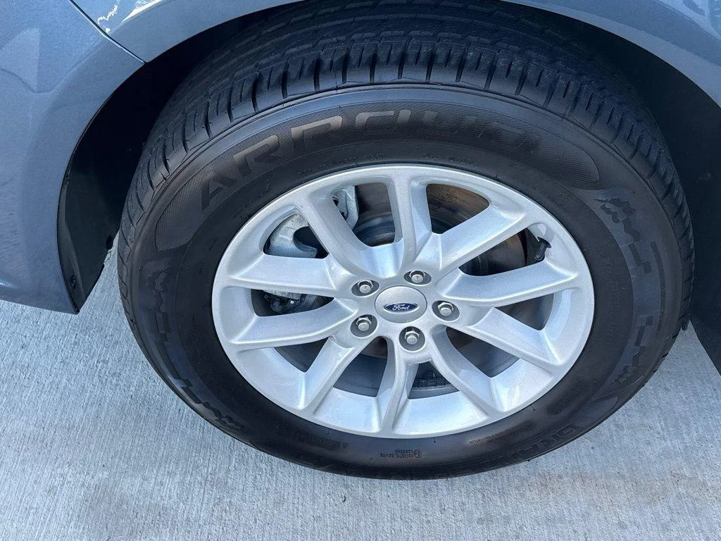 Used 2019 Blue Metallic Ford SE FWD image 9
