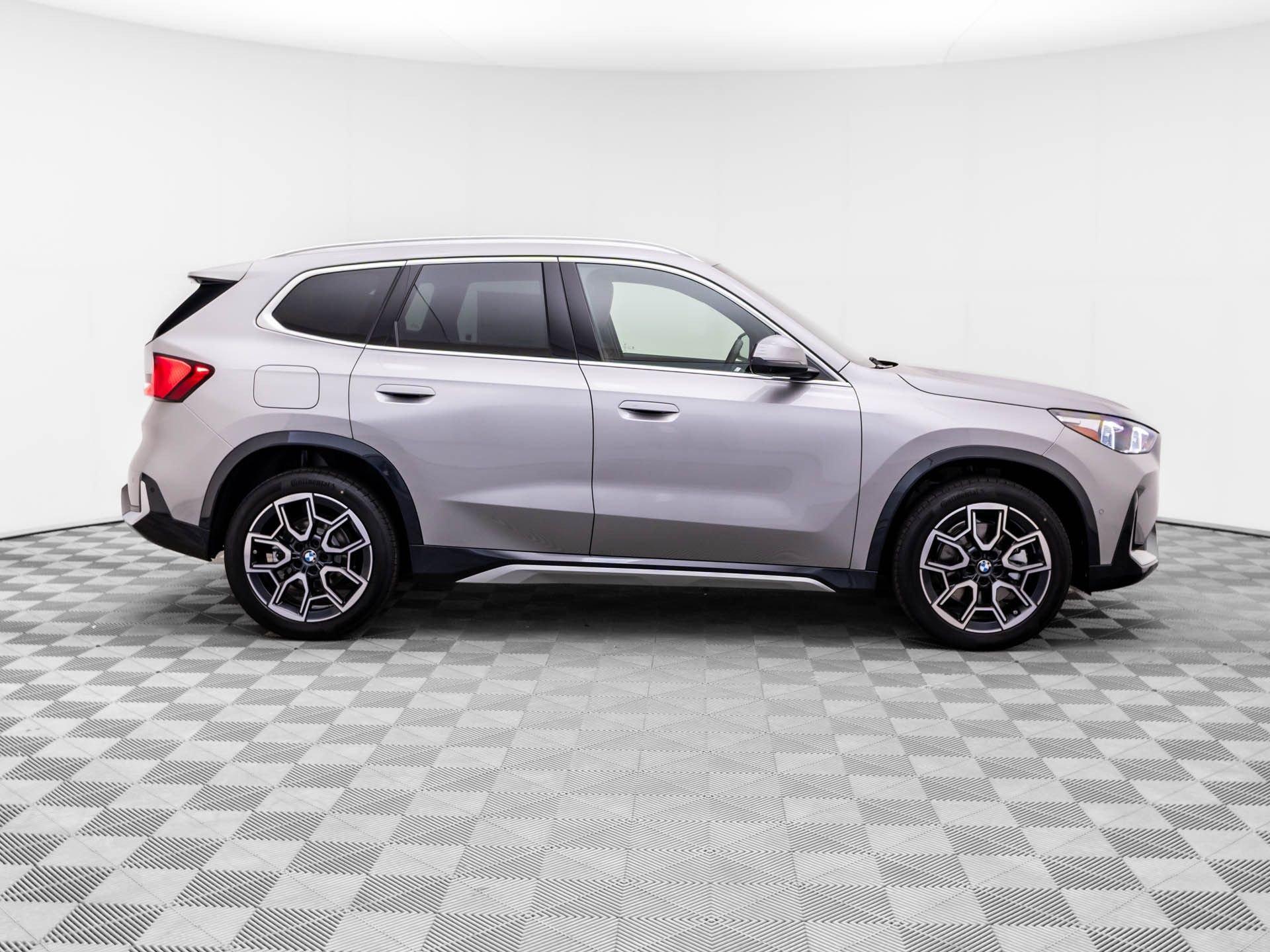 New 2026 Space Silver Metallic BMW xDrive28i image 7