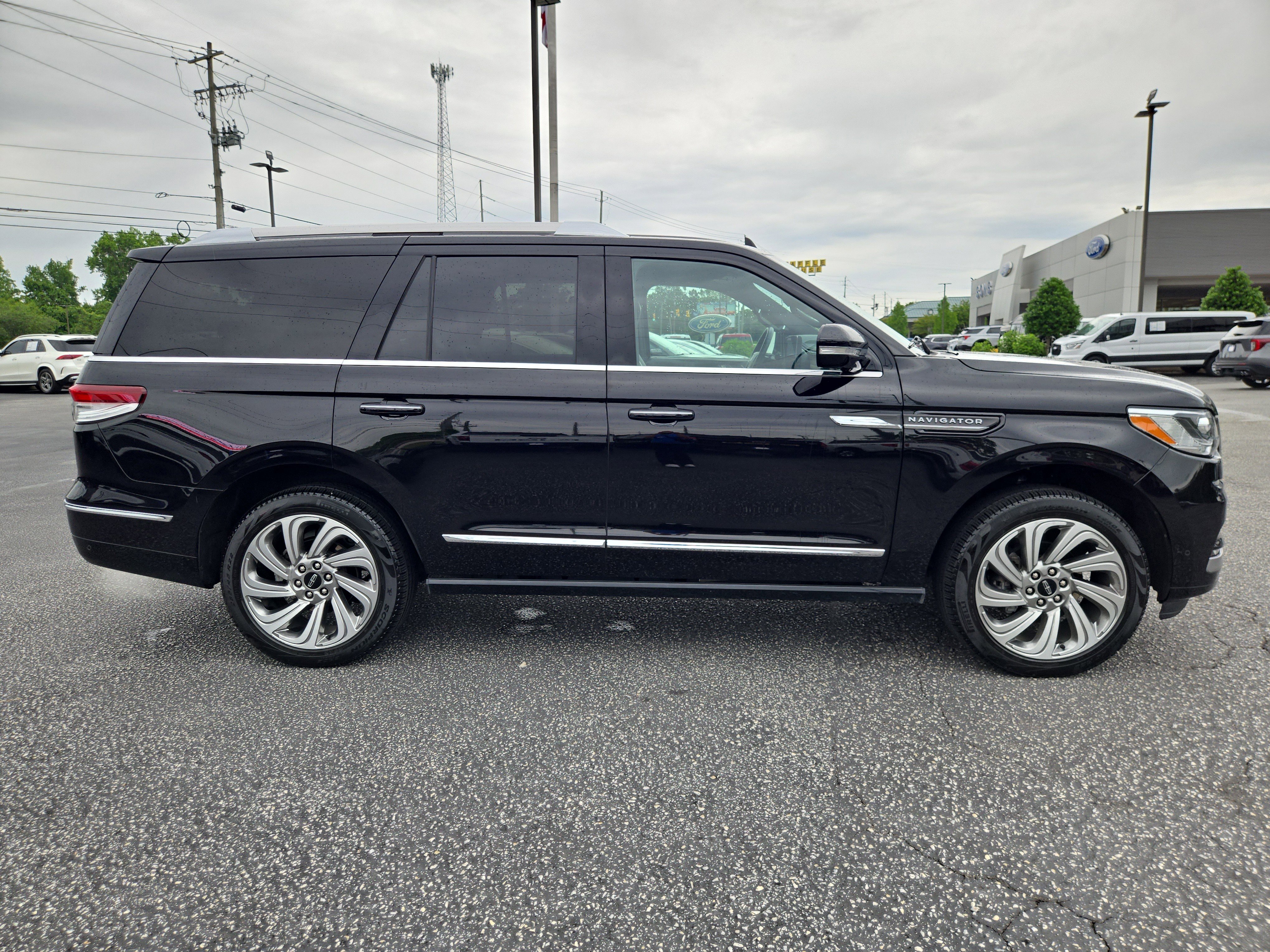 Used 2024 Black Metallic Lincoln Premiere image 6
