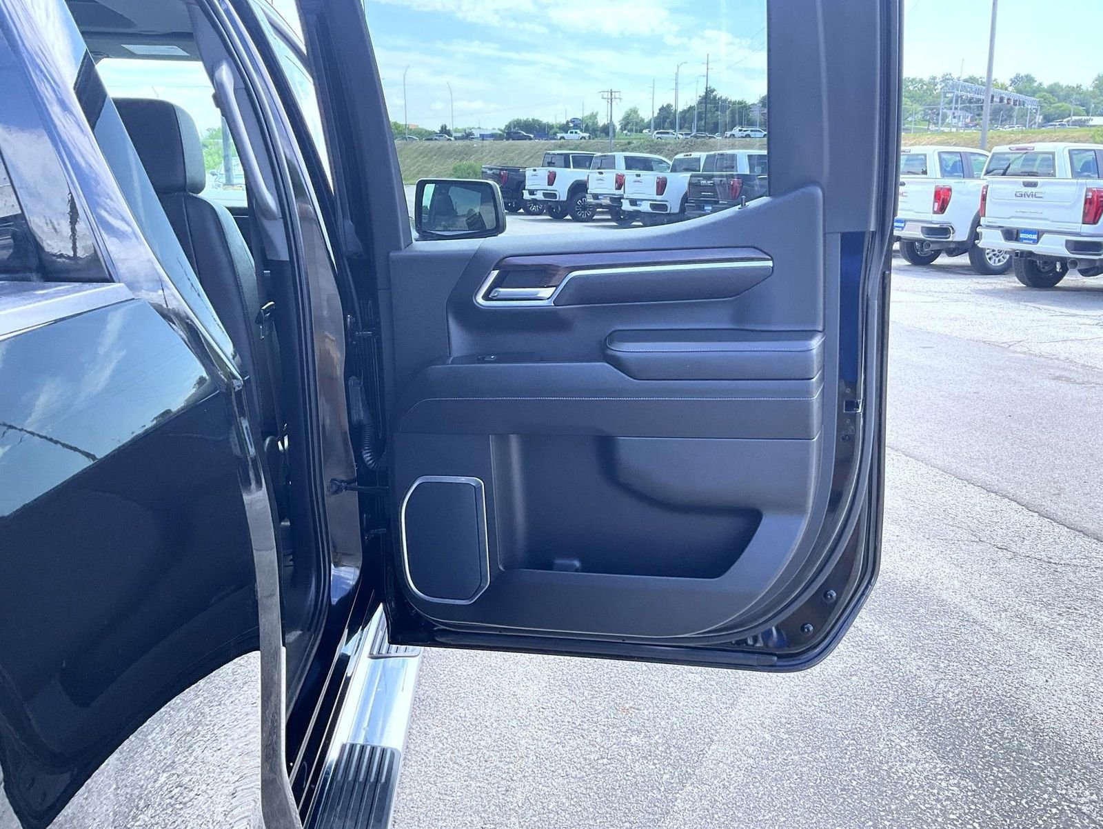 Used 2023 Black GMC SLT image 17