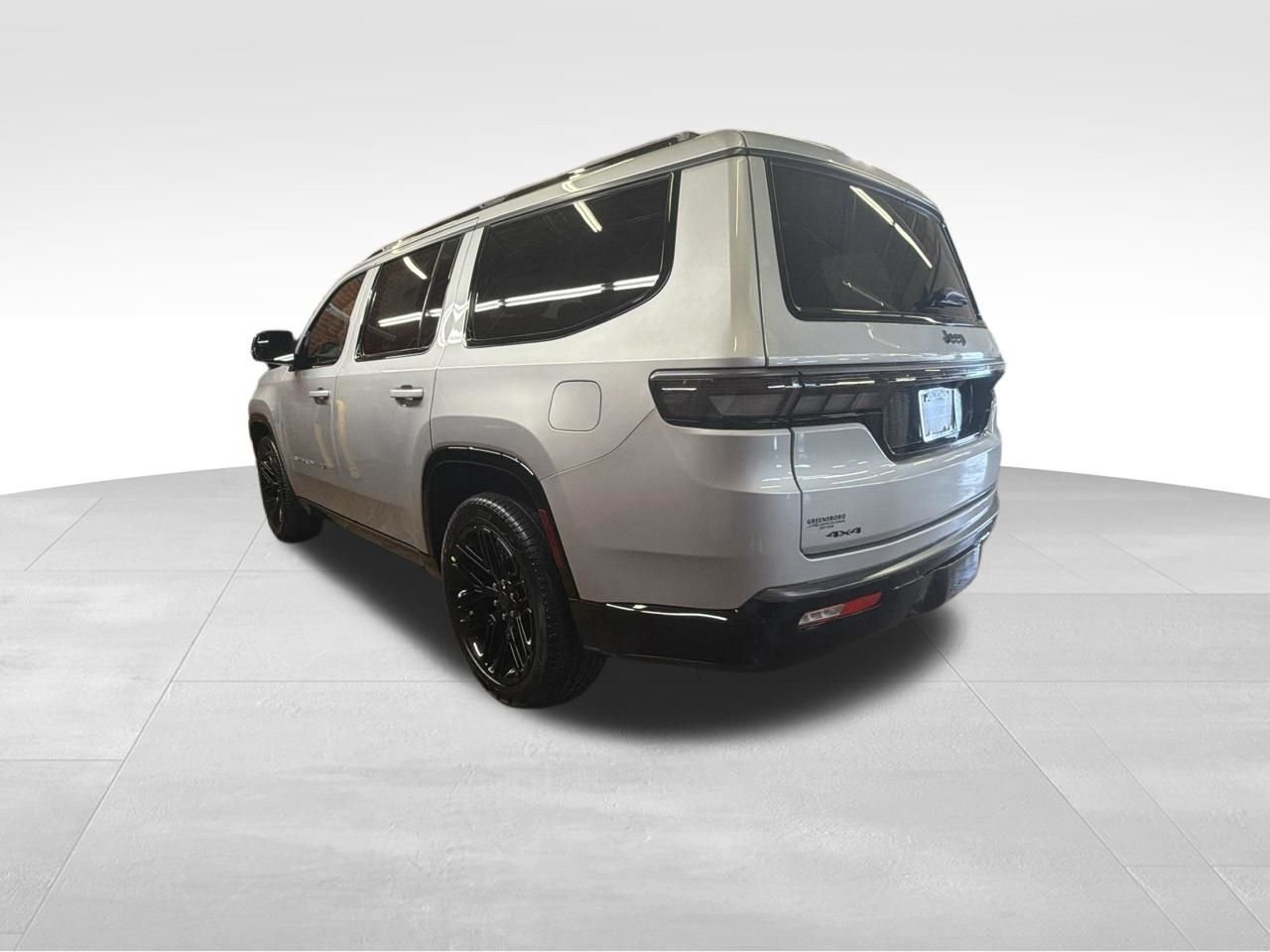 New 2026 Silver-Zynith Exterior Paint Jeep Limited Reserve image 3