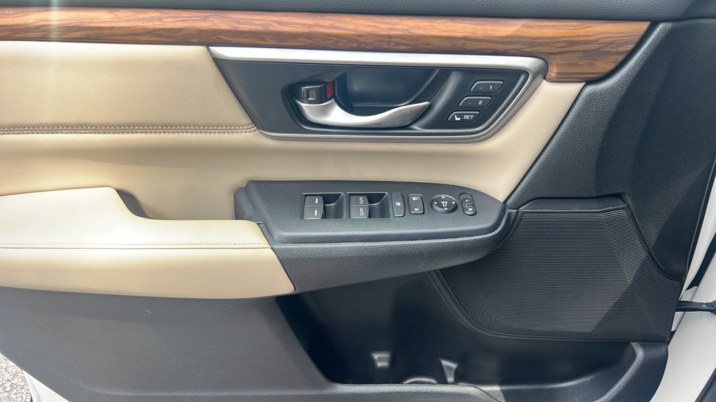Used 2018 White Honda EX-L image 24
