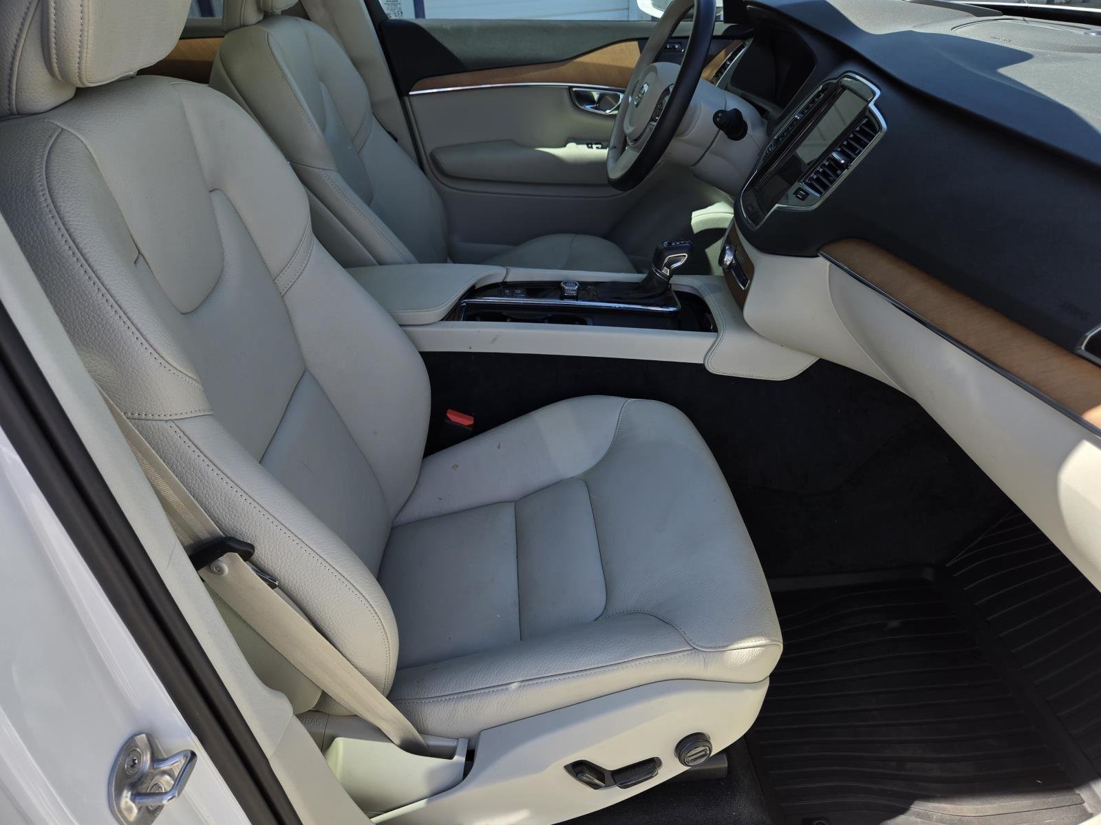 Used 2022 Crystal White Metallic Volvo Momentum image 39