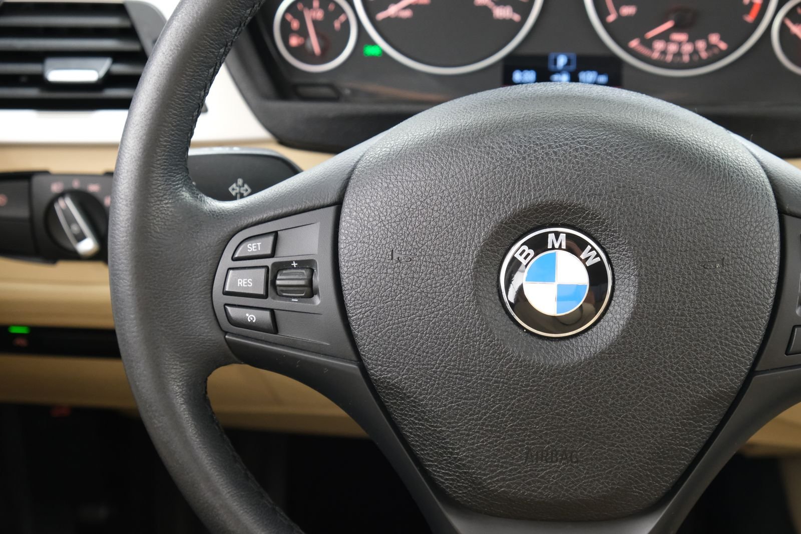 Used 2018 Alpine White BMW 320i xDrive image 11