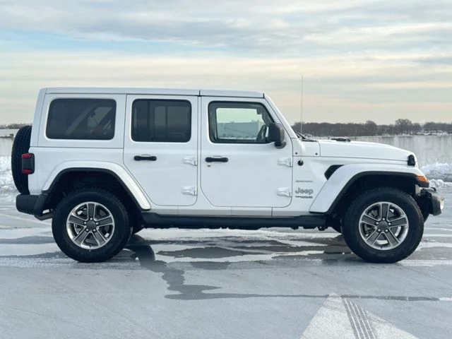 Used 2022 White Jeep Unlimited Sahara image 9