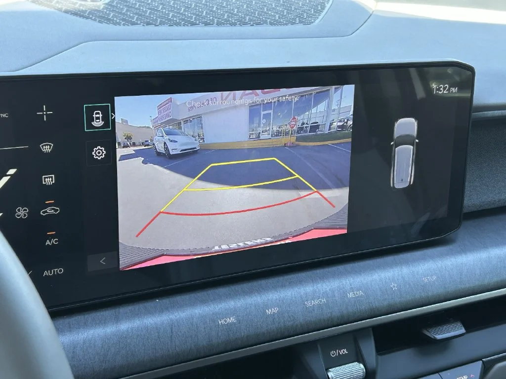 Used 2024 Ivory Kia Wind image 23