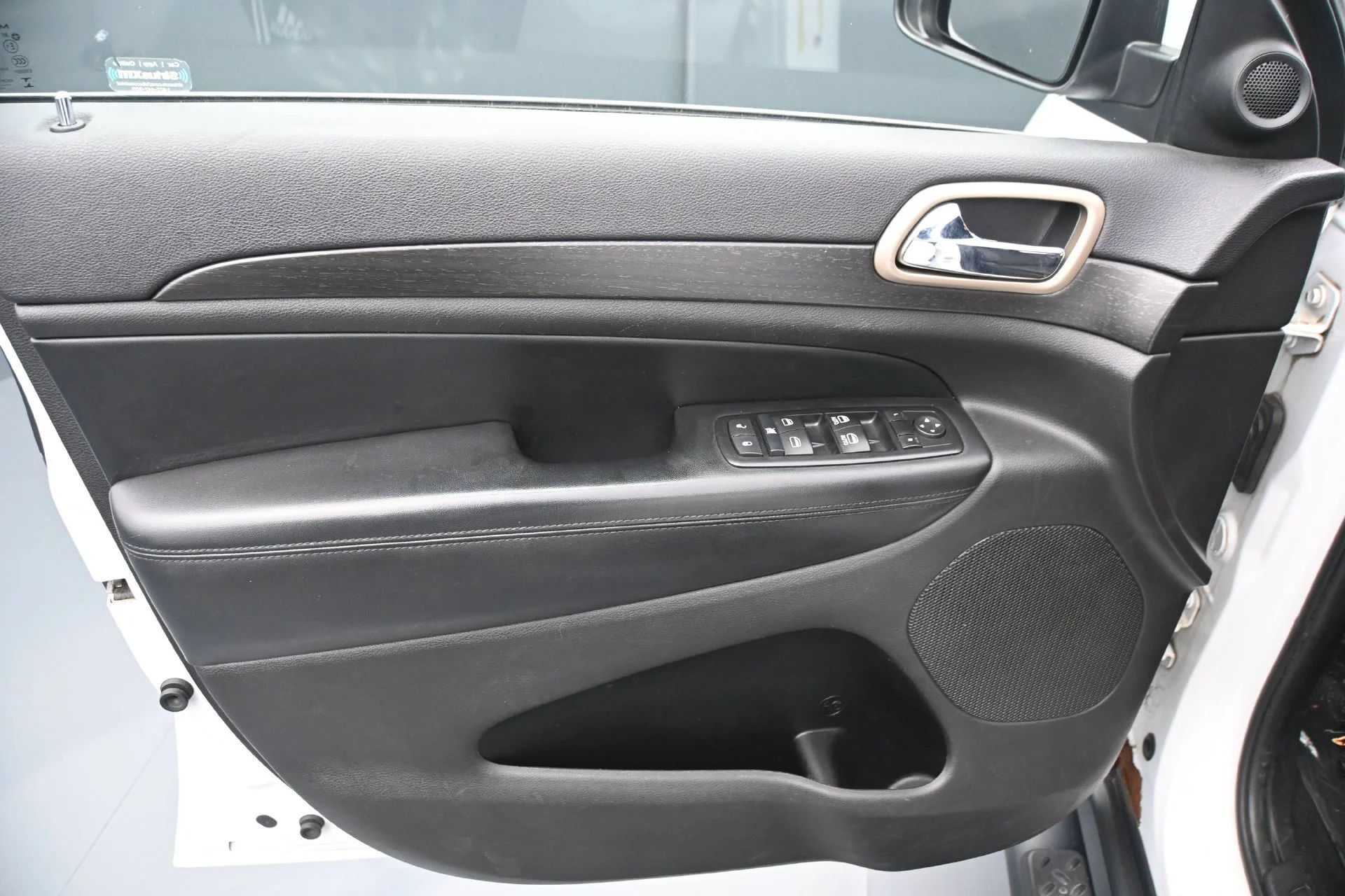 Used 2015 Bright White Clearcoat Jeep Laredo image 17
