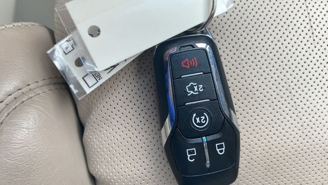 Used 2016 Ruby Red Metallic Lincoln Reserve image 32