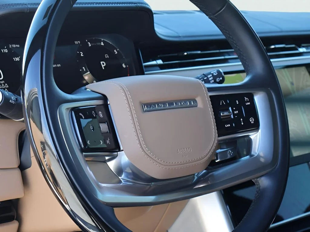 Used 2025 Fuji White Land Rover SE image 18