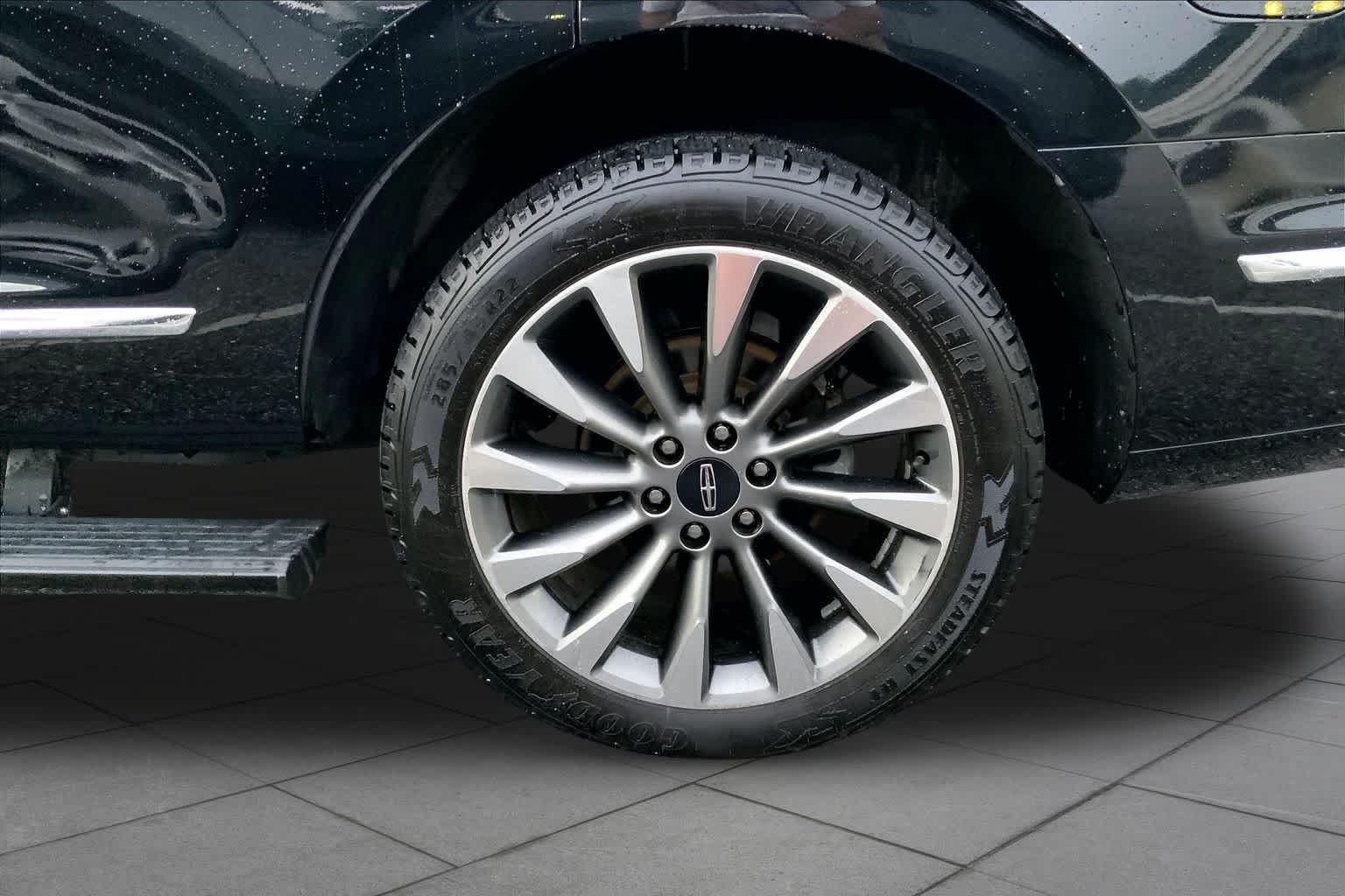 Used 2018 Black Velvet Lincoln Select image 11