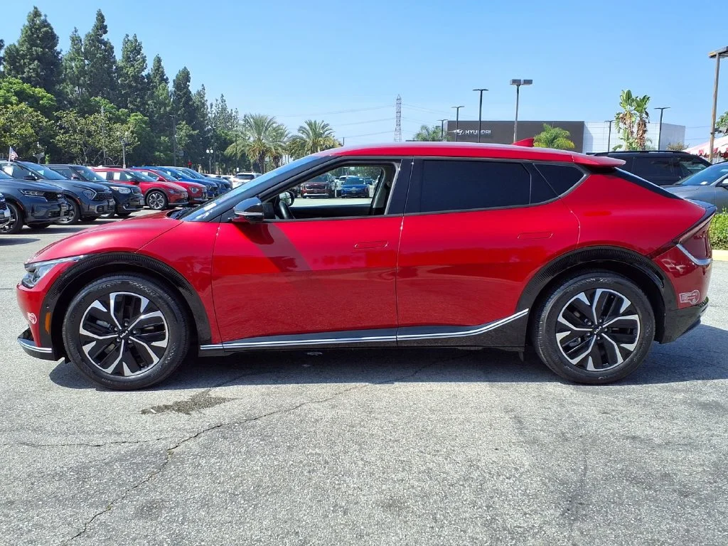 Certified Used 2023 Red Kia Wind image 3