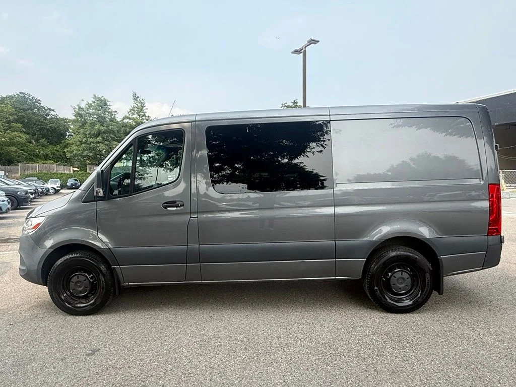 Used 2021  Mercedes-Benz Crew 144 WB image 4