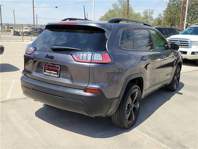 Used 2021 Granite Crystal Metallic Clearcoat Jeep Latitude Plus Front-wheel Drive image 5
