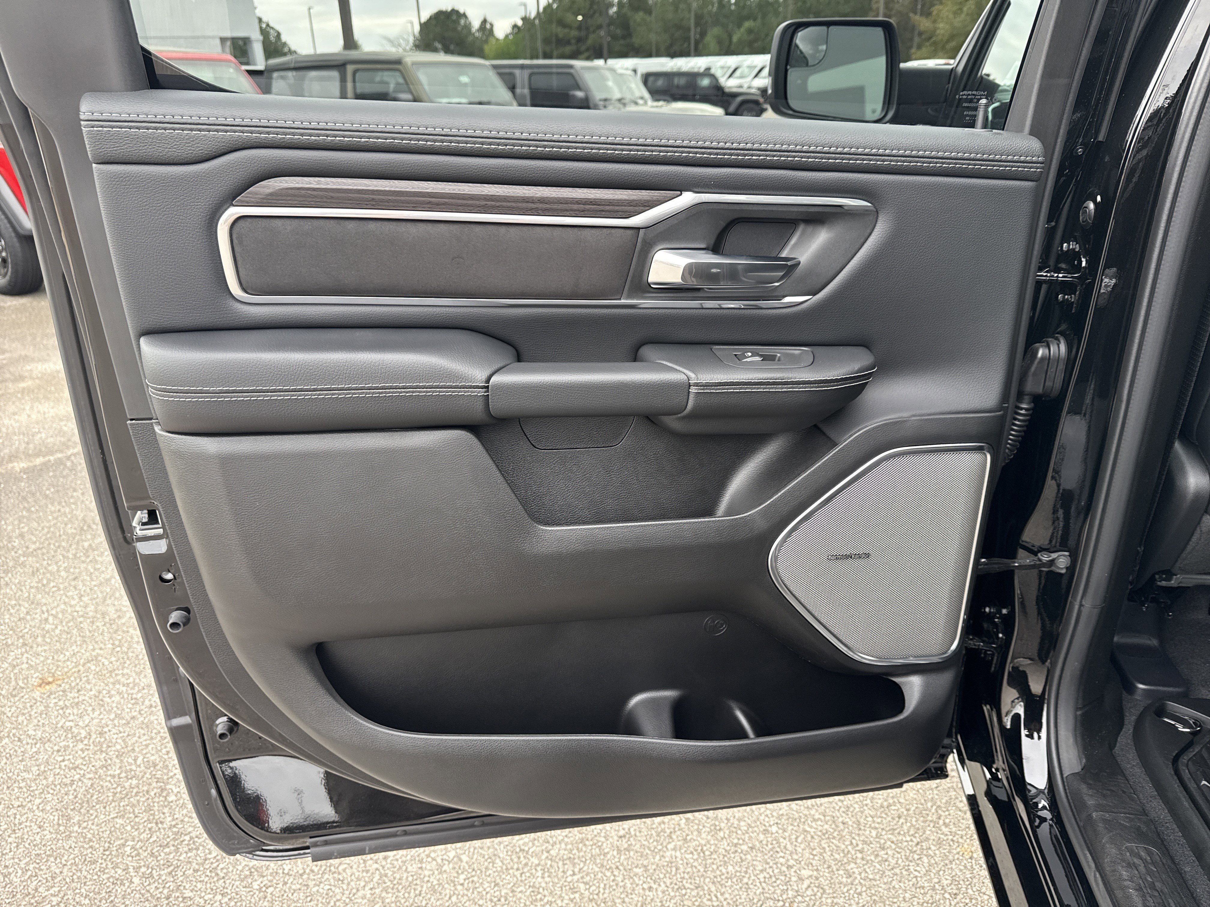 New 2026 Diamond Black Crystal Pearl-Coat Exterior Paint RAM Laramie image 23