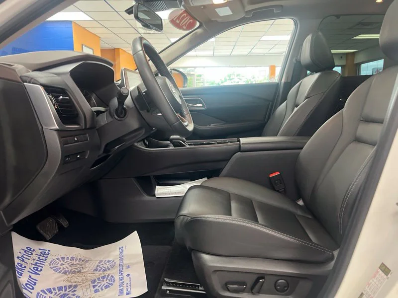 Used 2021 White Nissan SL image 19