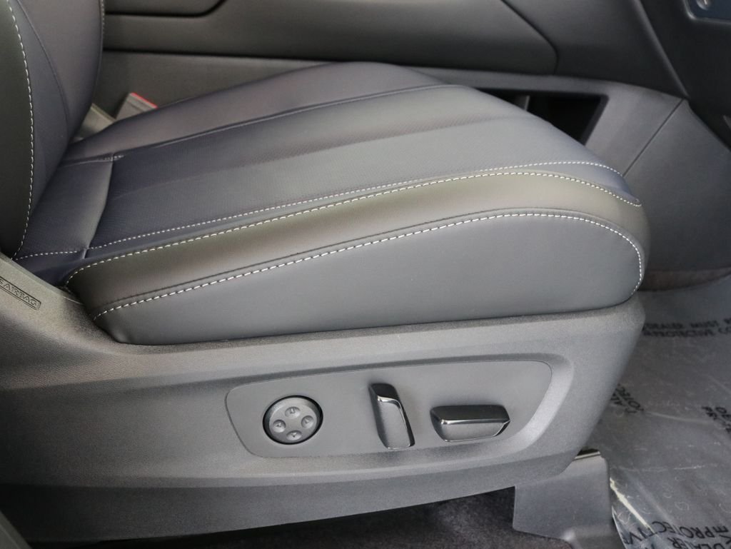 New 2026 2T RAD WHT INFINITI Sport AWD image 46