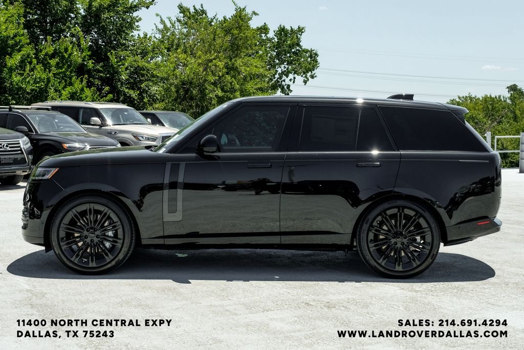 New 2026 Santorini Black Metallic Land Rover SE image 13