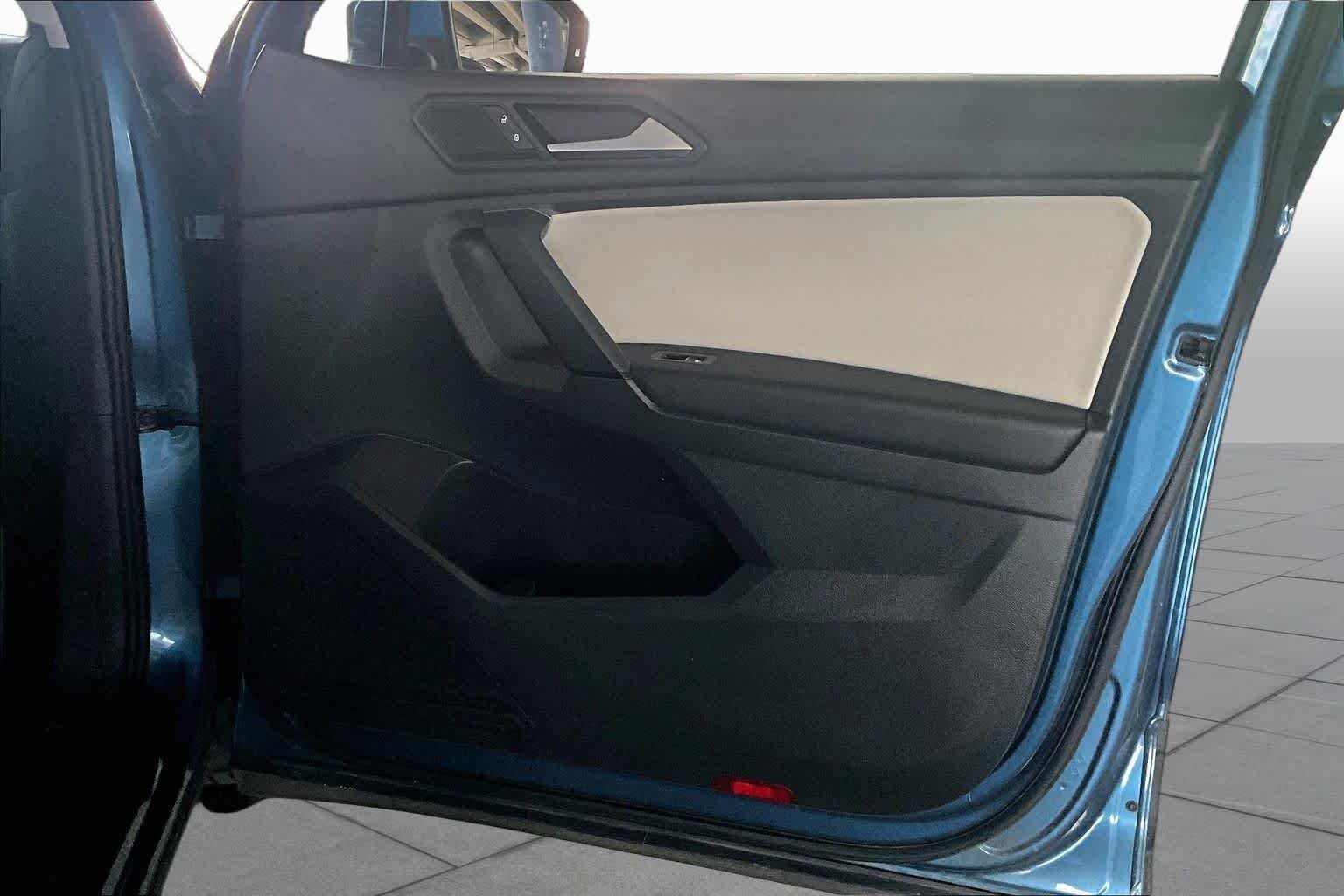 Used 2019 Silk Blue Metallic Volkswagen SE image 21