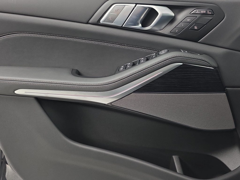 New 2027 Black Sapphire Metallic BMW xDrive40i image 27