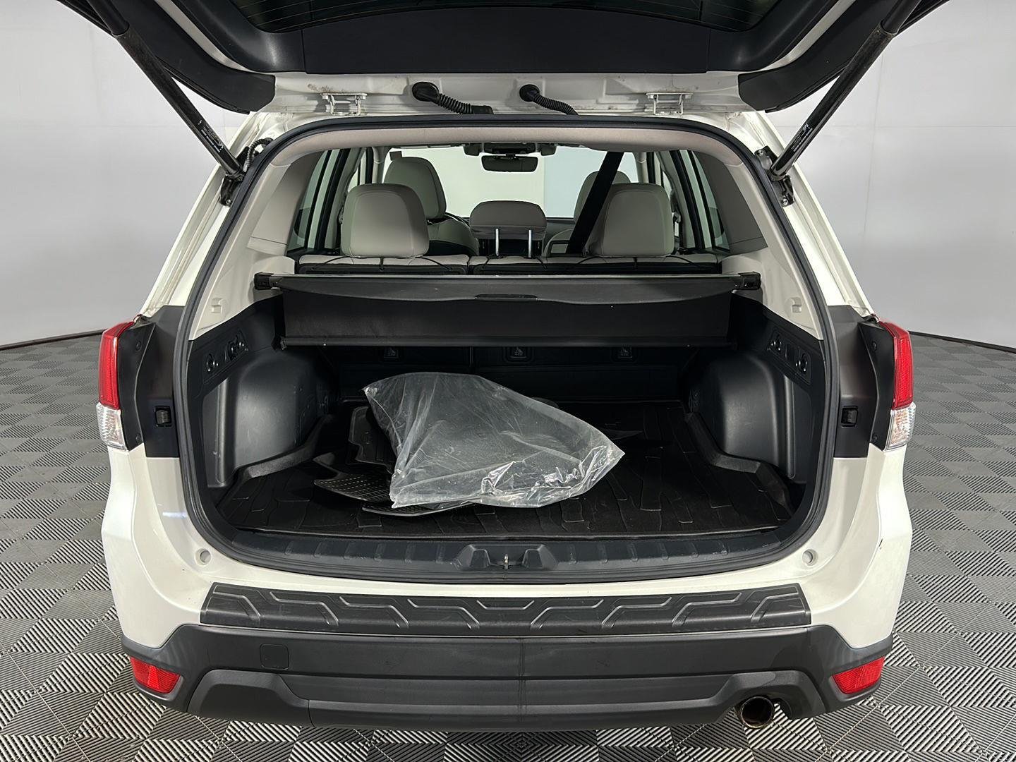 Used 2020 Crystal White Pearl Subaru Limited image 12