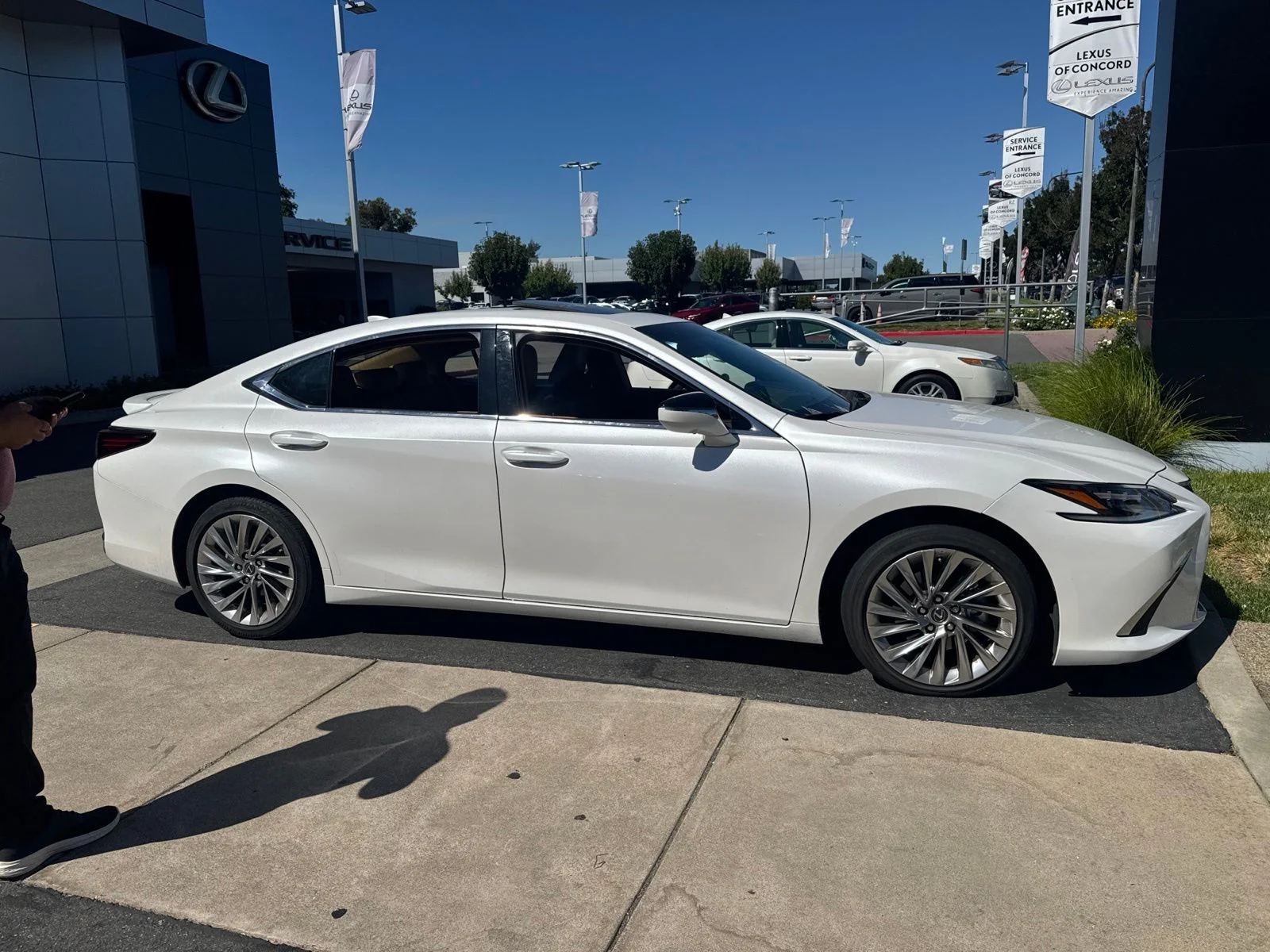 Used 2023 White Pearl Lexus 300h Luxury image 3
