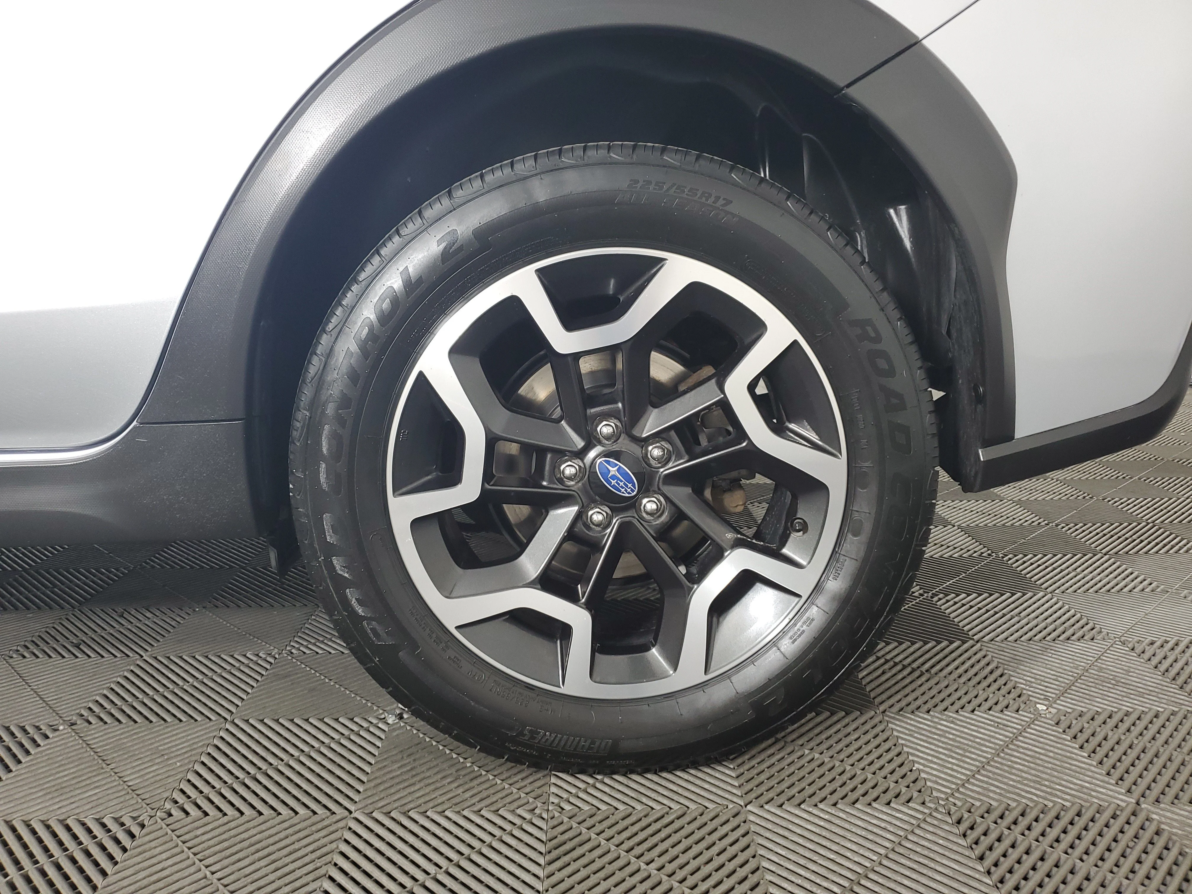 Used 2017 Ice Silver Metallic Subaru Limited image 31