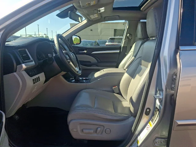 Used 2018 Silver Toyota XLE image 13