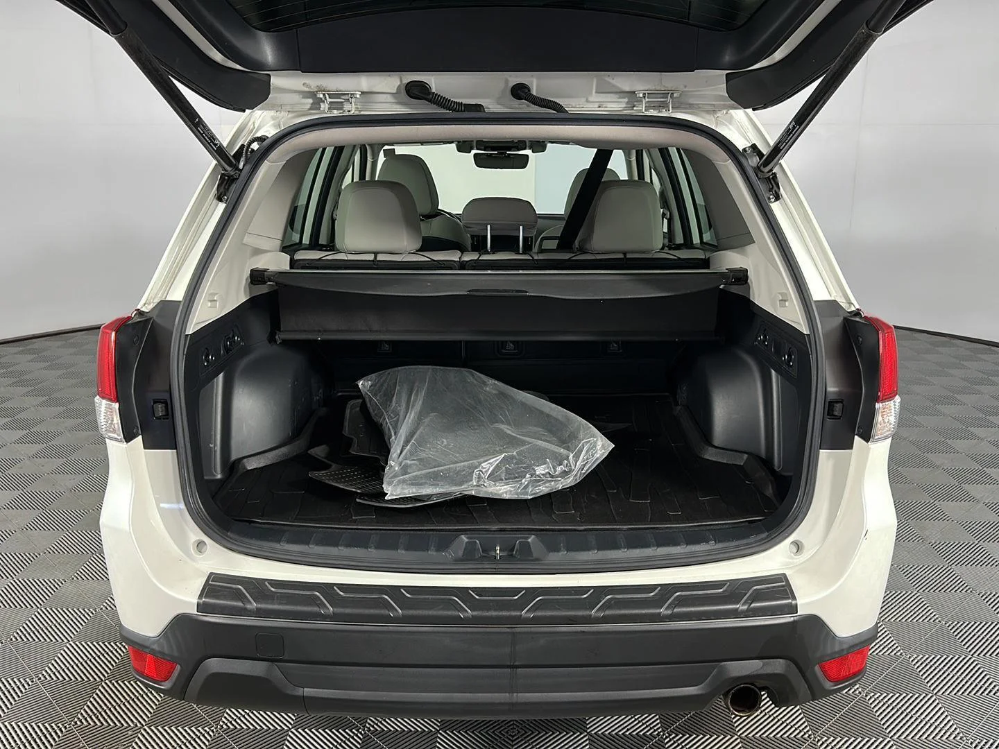 Used 2020 Crystal White Pearl Subaru Limited image 12